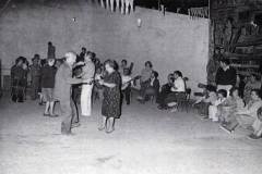 Se animan en la Plaza. Don José y Maria Villalba, se animan a bailar junto a los baturros en una típica noche de antaño (Fotografía cedida por Alex Valls)