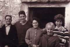 Diciembre 1962 (III). En la puerta de casa de Delfín y Rosa; Delfín, Rafael, Carmen (madre), Carmen (hija) de Caracas. Cedida Por Carmina Peiró
