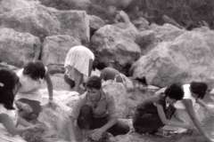 Años 60 (III). Fregando en el río tras la comida. Cedida Por Carmina Peiró