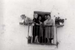 En el balcón de la casa de C/ Arrabal. Años 50; Carmen Nebot, Carmensin Villalba, Rafael Peiró, Delfín Peiró y Rosa Villalba. Cedida Por Carmina Peiró