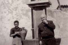 Años 50 (II). La Fuente del pueblo. Rosa Villalba y Manuel Villalba.Cedida Por Carmina Peiró