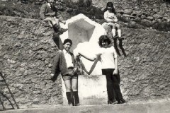 Fuente Arrabal 1968. Esta foto es de la fuente del Arrabal, cerca de casa de Joaquina, y en ella aparecen los hijos de Enrique Villagrasa y unos amigos suyos de Barcelona. Foto cedida por Emma Villagrasa